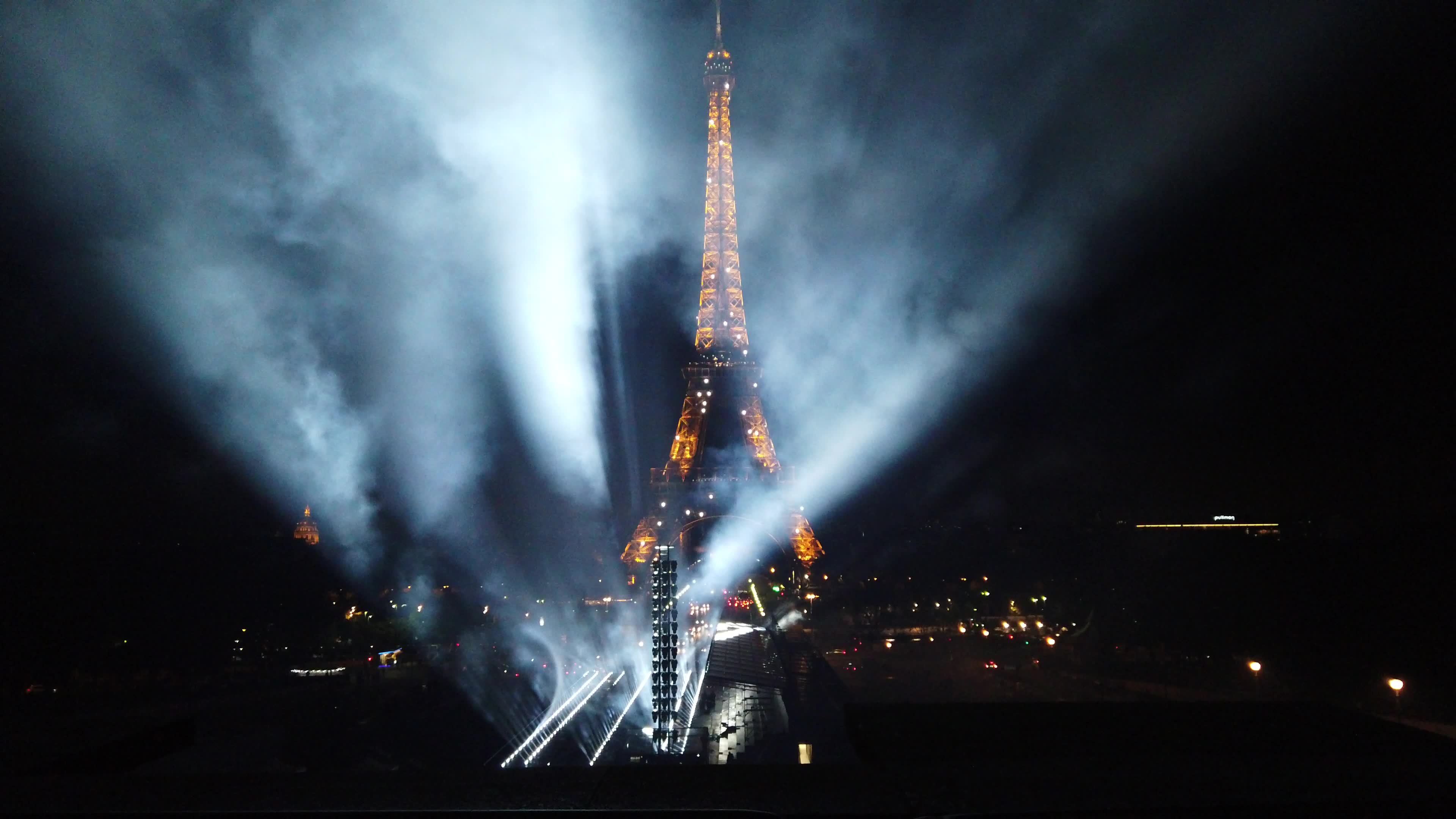 巴黎埃菲尔铁塔灯光秀5分钟