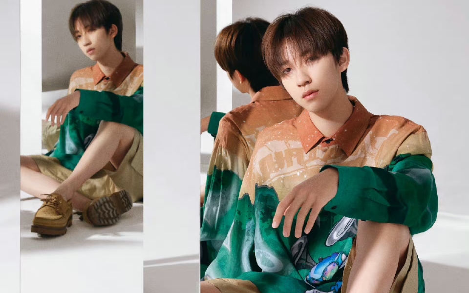 贺峻霖^0^对镜成三人