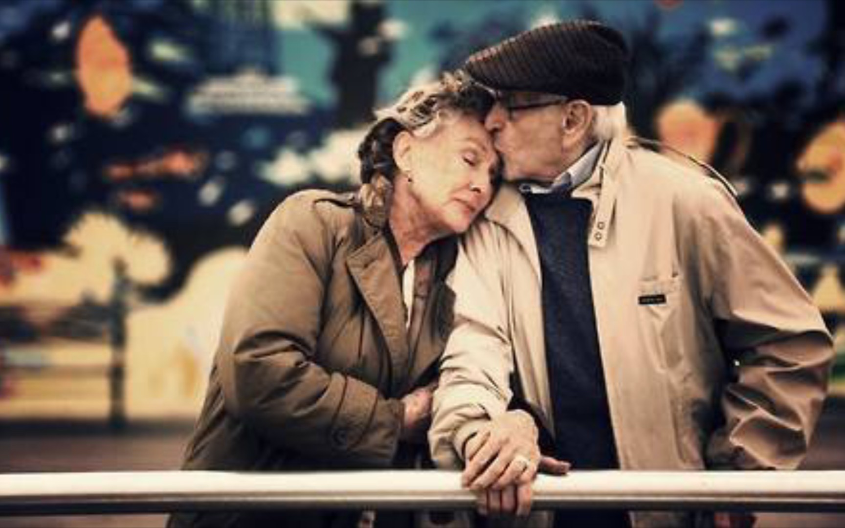 一开始说陪你到老的人