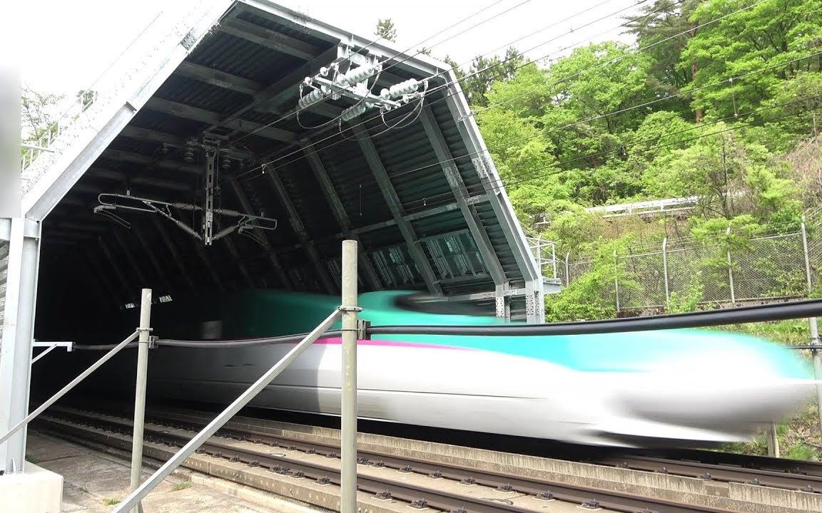 [图]ビックリ! トンネルドン!_ 東北新幹線 E5系はやぶさ トンネル出口通過 From the tunnel exit of the Shinkansen!