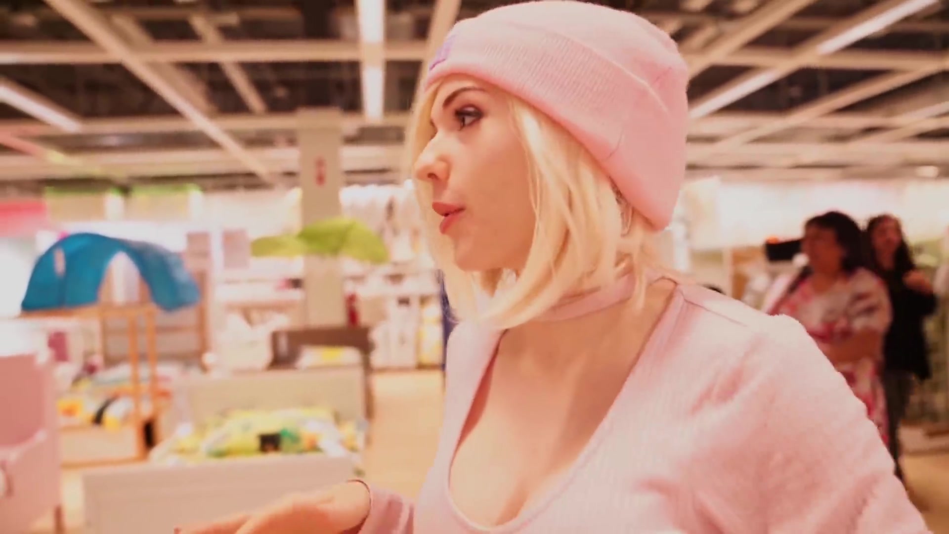 amouranth 在宜家的夜 晚