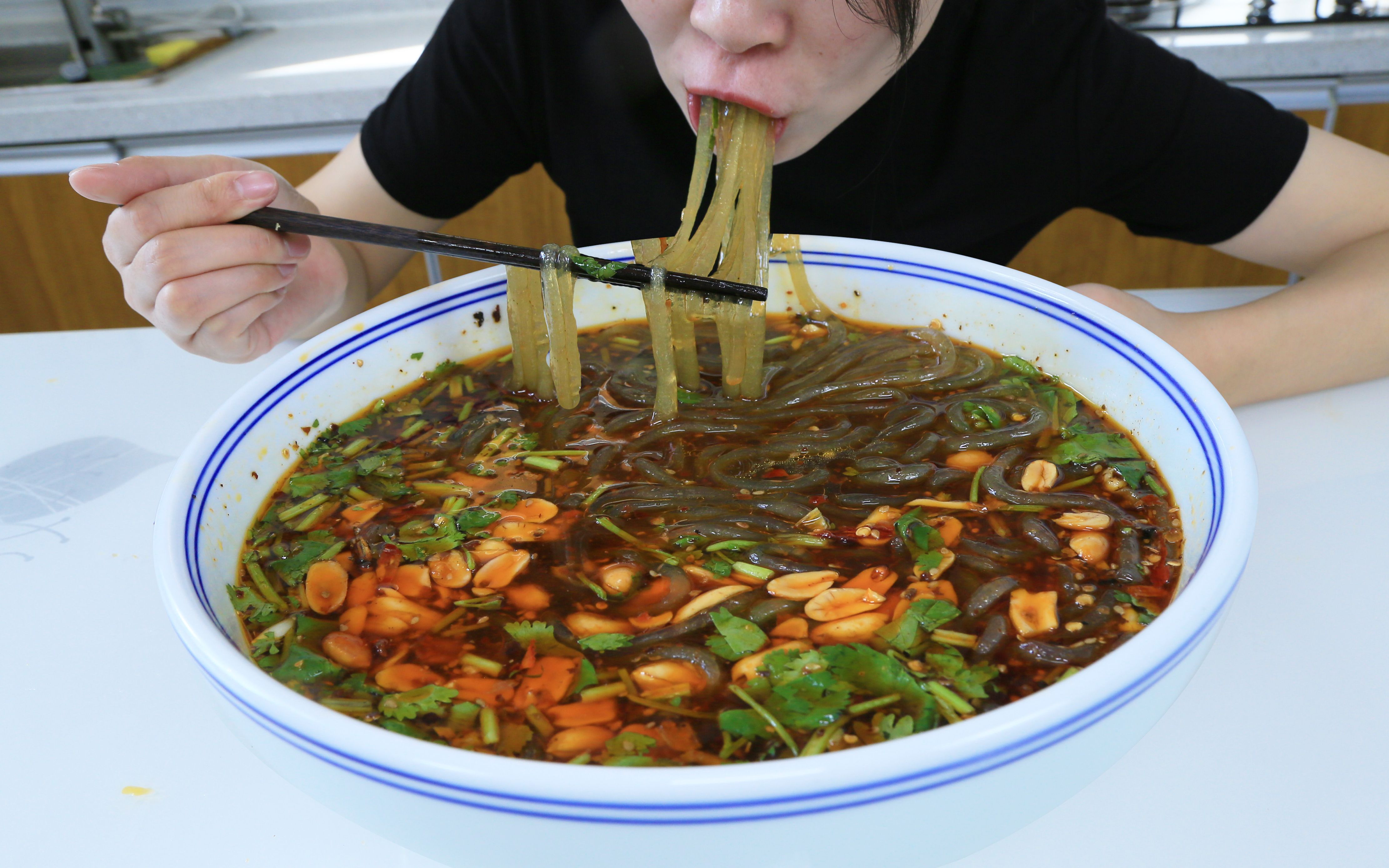 今天嘴馋,做了一大盆酸辣粉来解馋,又香又辣,吃爽了