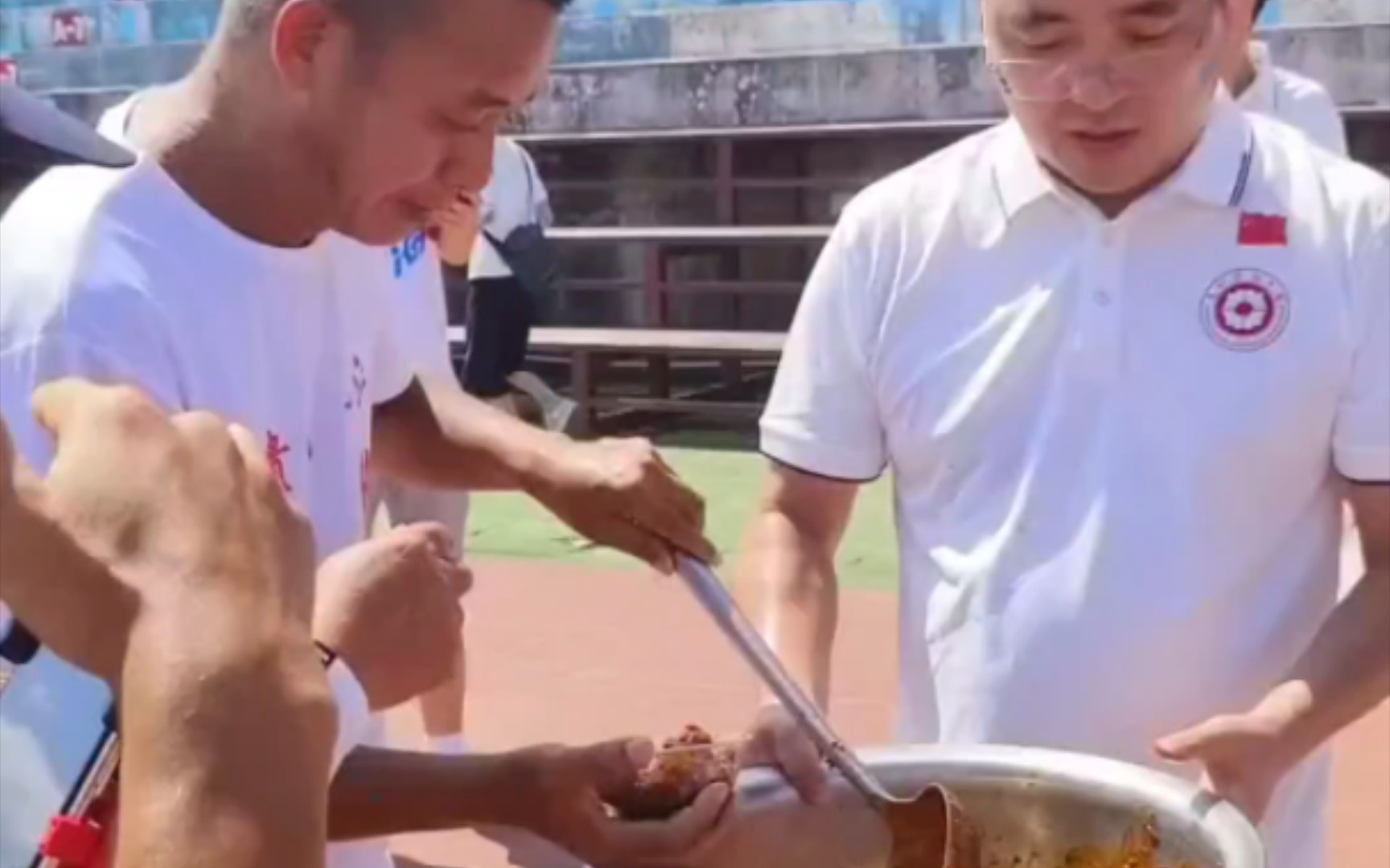 贵州村超:直接上大盆,一碗接着又一碗.贵州财大鸡哈豆腐也太好吃了,根本停不下来!哔哩哔哩bilibili