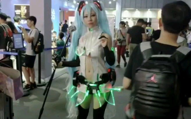 广州萤火虫漫展初音未来cosplay,会发光的真人初音哔哩哔哩bilibili