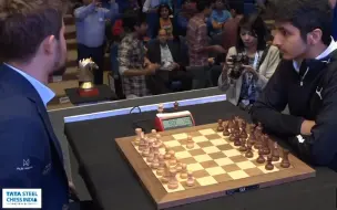 Descargar video: 卡尔森职业生涯最短一盘棋——因为胃疼腹泻，只下了五步，就和棋了