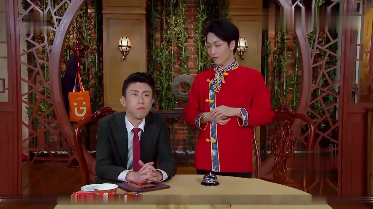 张海宇蒋易《水底捞》:青岛大姨变身饭店服务员用脸盆当锅
