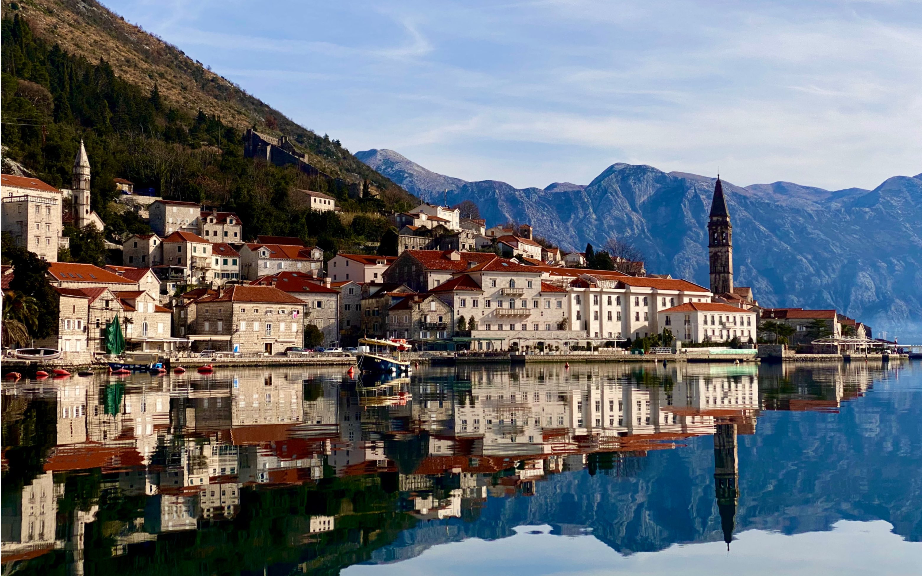 黑山共和国清晨海边散步