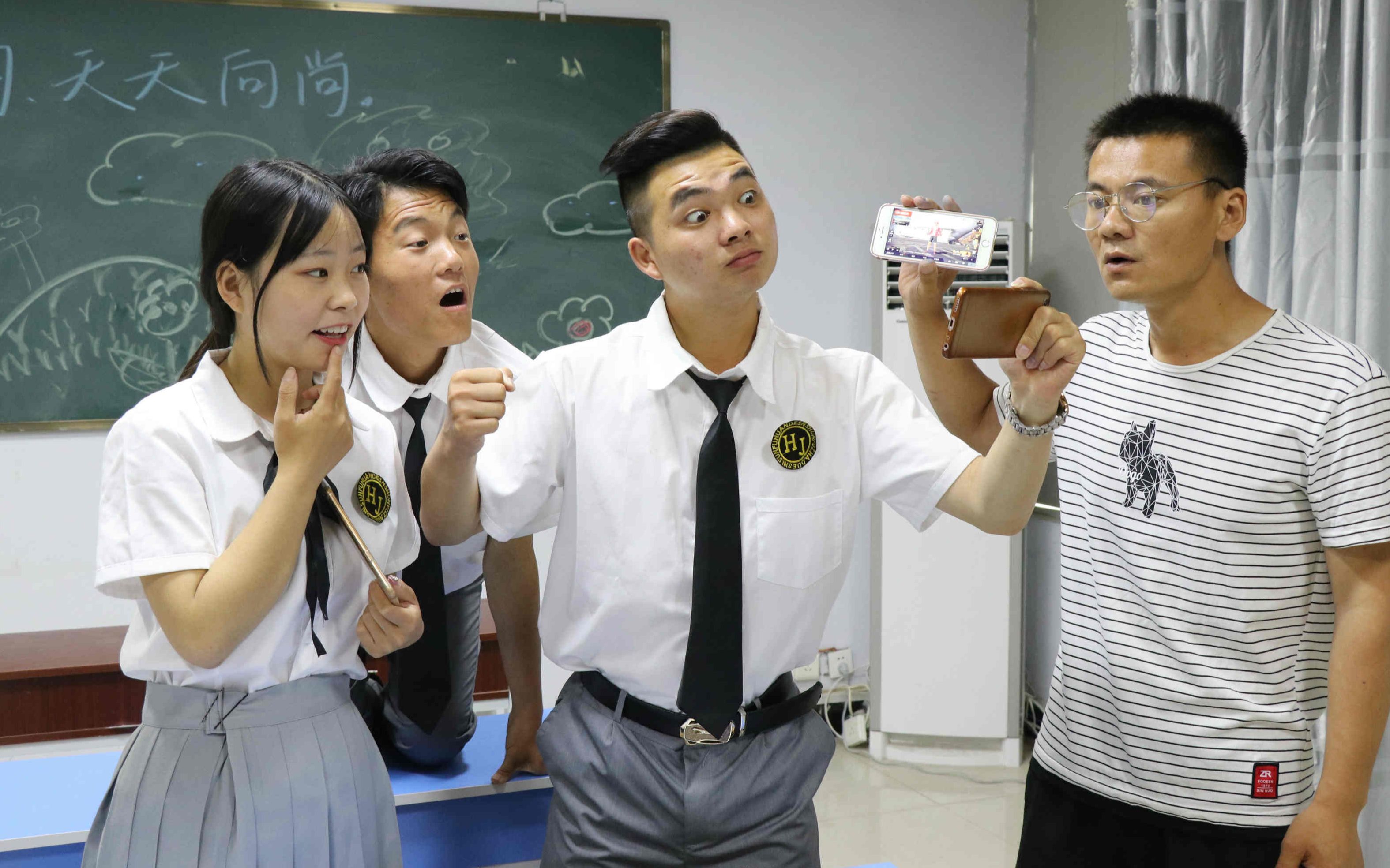 学生参加考试,分数靠和平精英段位来定,游戏段位越高成绩越高