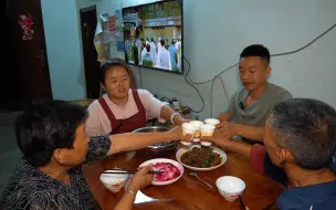 Tải video: 今天父亲节，媳妇做一盘凉拌牛肉，爸爸不记得节日，你在家的日子就是过节