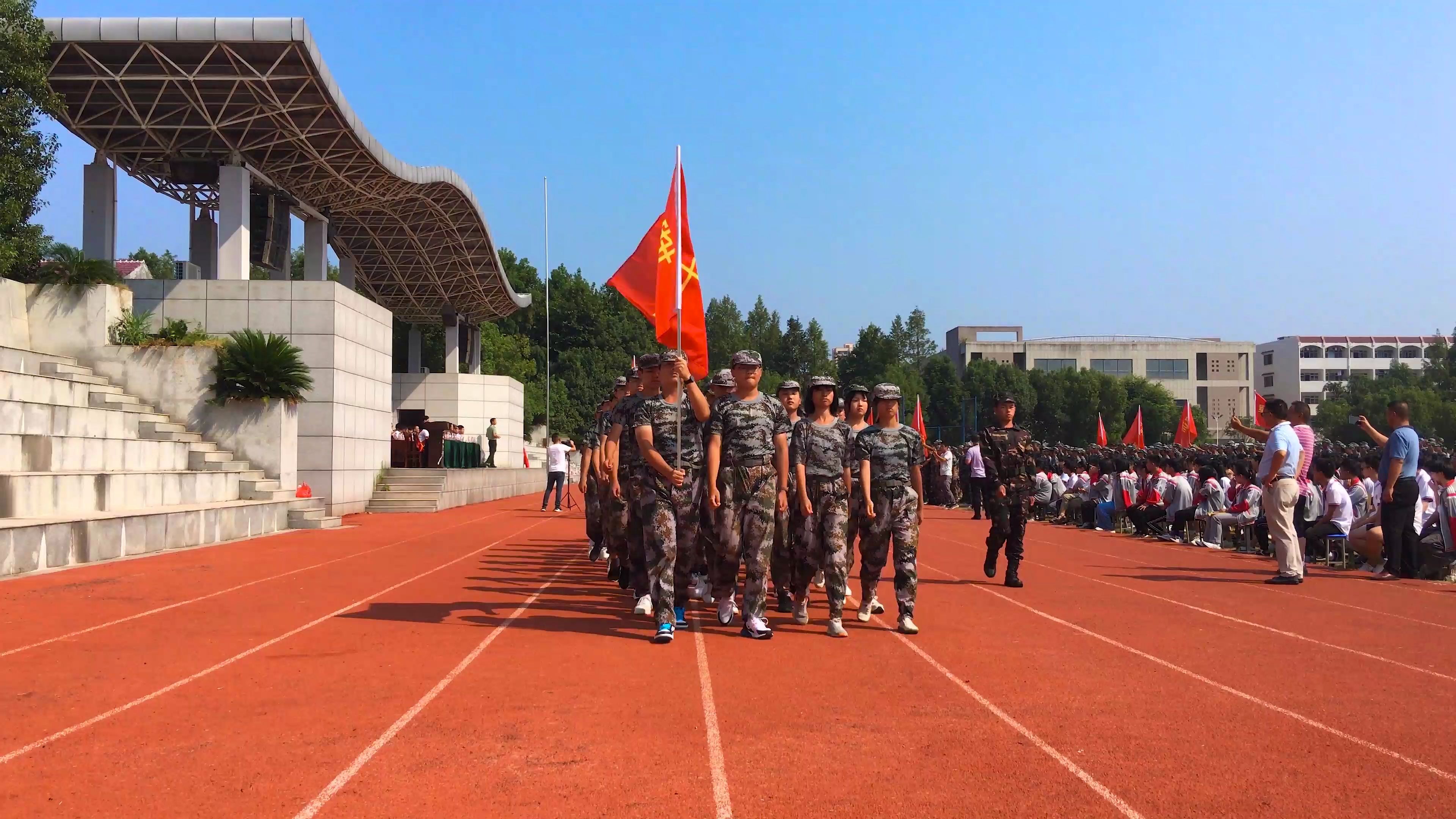 朴初中学2020级高一新生军训汇报暨升旗仪式