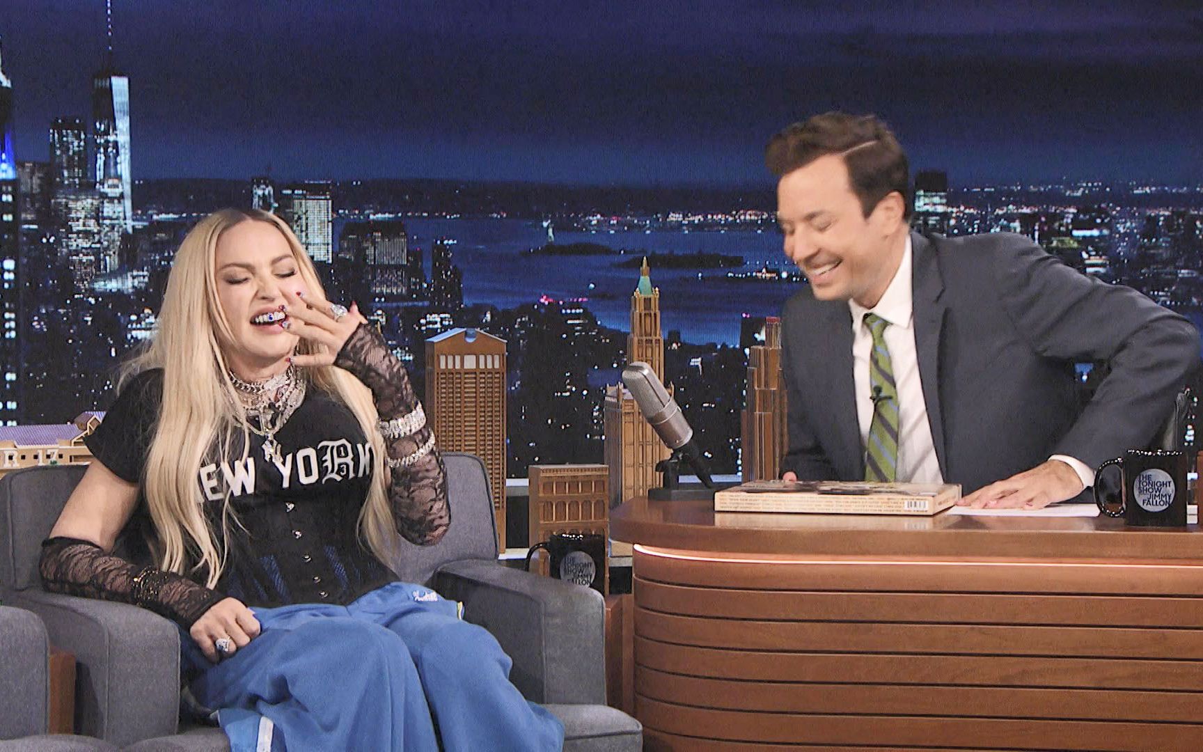 【麦当娜2022肥伦秀完整版1080P】MadonnaThe Tonight Show Starring Jimmy Fallon [2022.08.10]哔哩哔哩bilibili