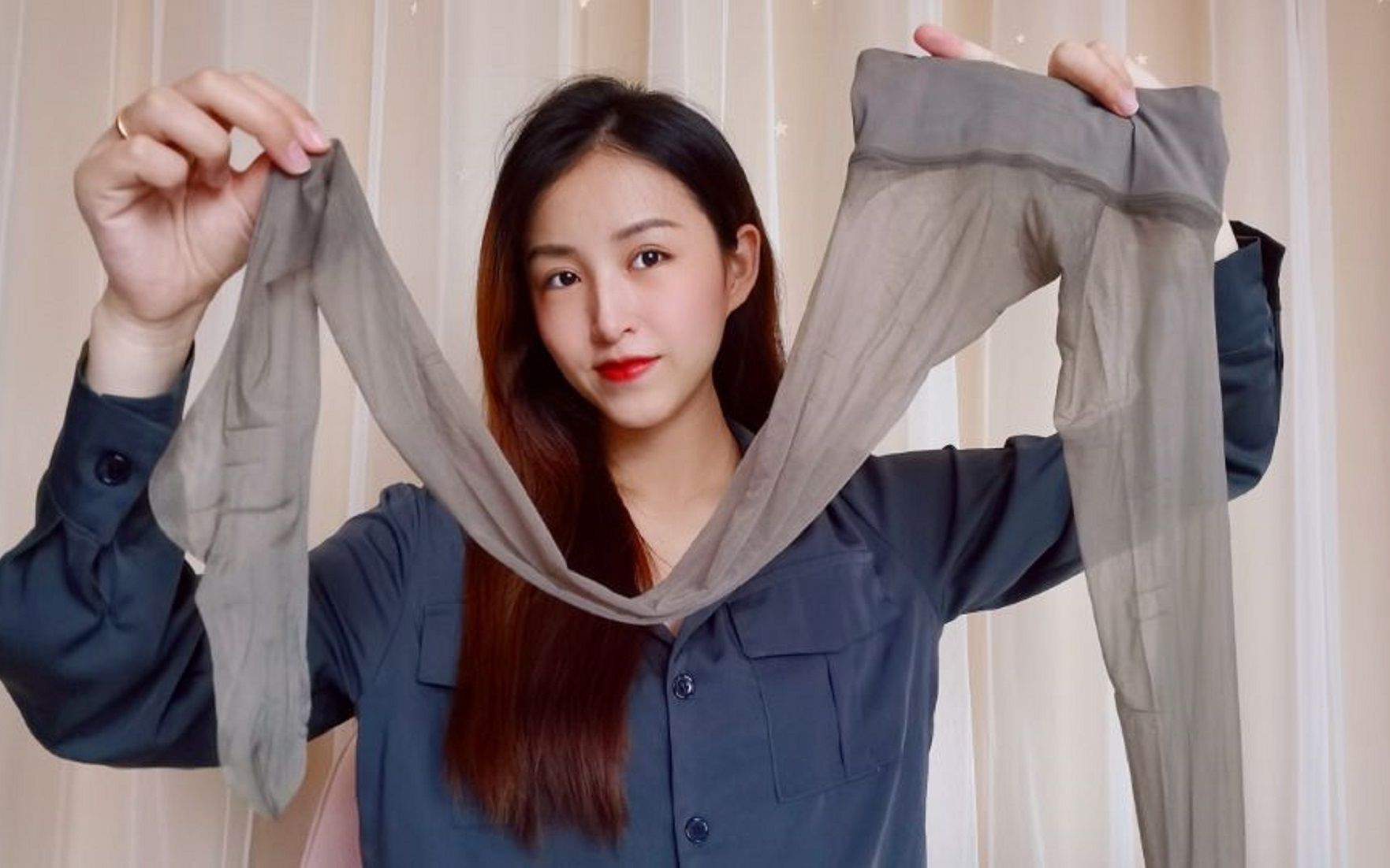 妹子是丝袜控试穿一款灰色油光亮丝穿上后果然与众不同