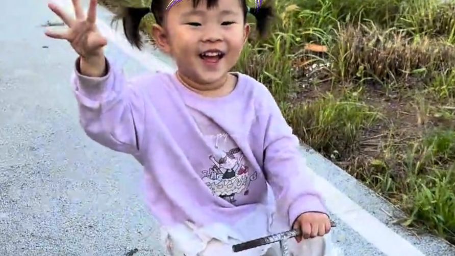 四川，一位焊工爸爸用废弃铁锅、钢筋，亲手给女儿打造了一辆遛遛车。