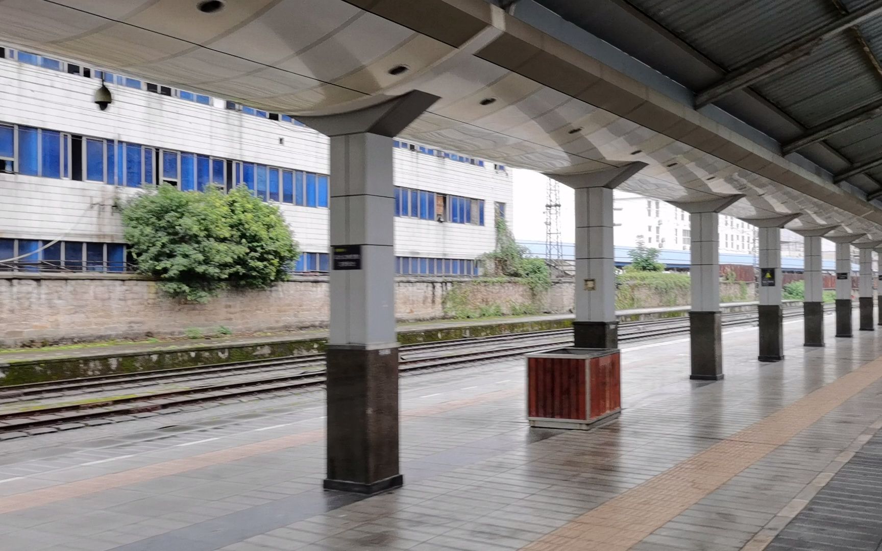 5612次绿皮车驶出重庆站,站台上播放欢送音乐《在高高的邮车上》