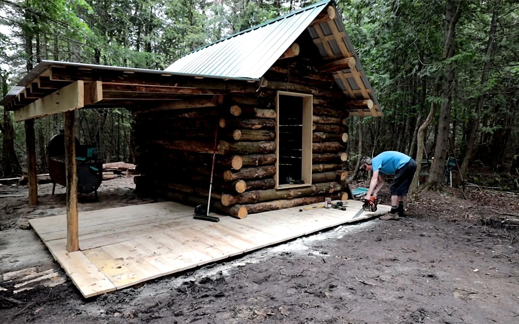 一家人商量在农村自建一栋木屋房屋虽小但很温馨