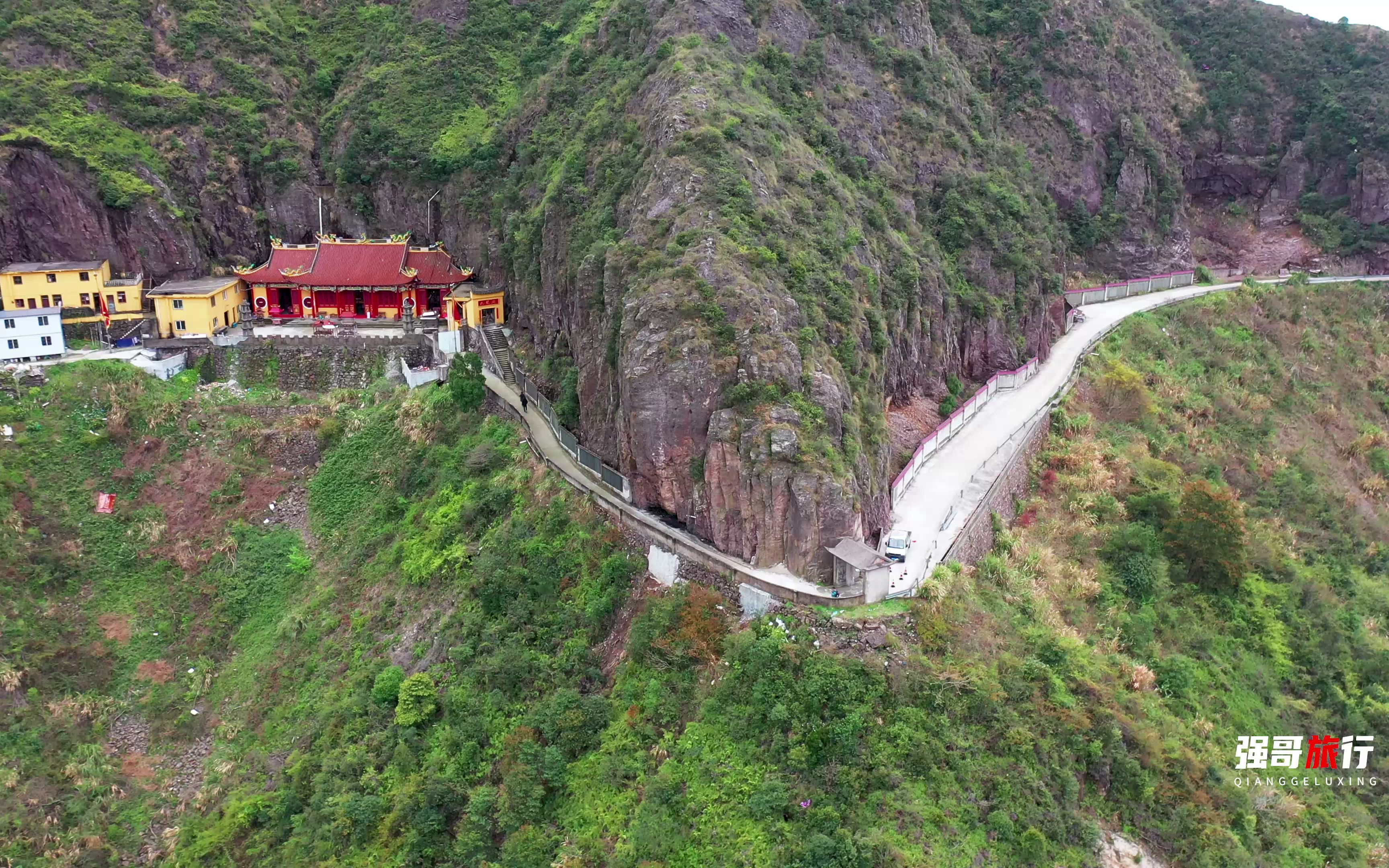 航拍临海杜桥九龙洞,白岩山顶的一座寺庙,远远望去气势恢宏哔哩哔哩bilibili