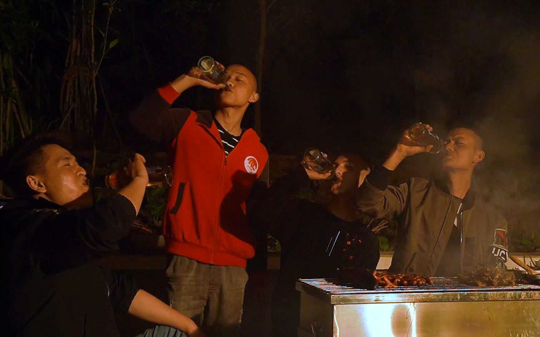 明二哥一家人打包完柚子去朋友家吃烤肉16斤肉烤一大盆