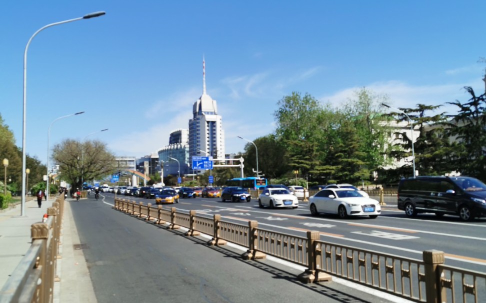 车水马龙的北京复兴门外大街实拍(2021-4-13)