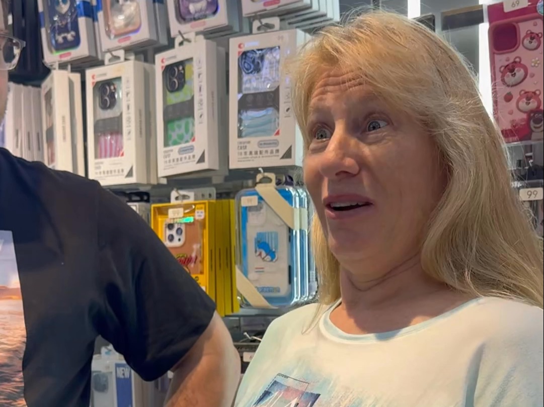 The foreign mother-in-law confuses herself as an old man on her first day in China