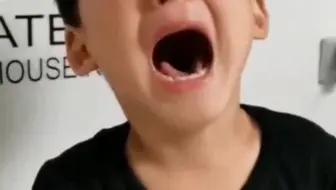 据说当年防空警报就是找这小孩配的音