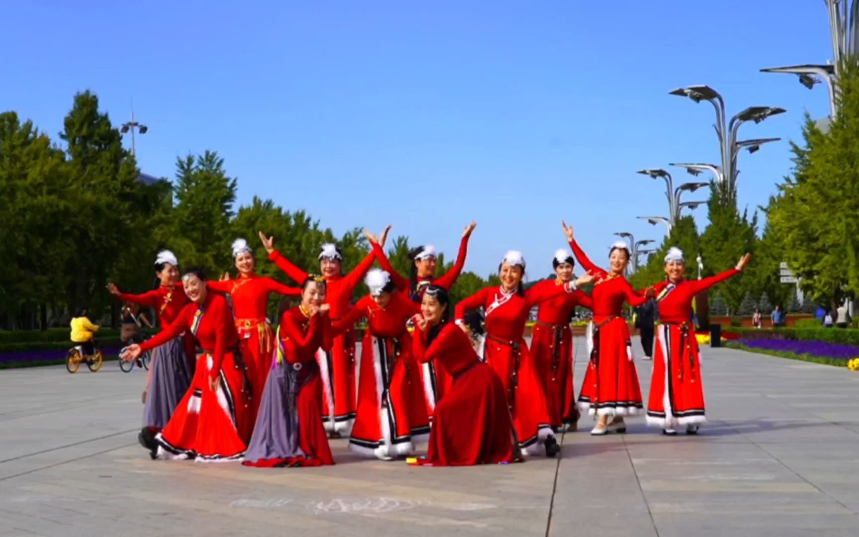 乐羽广场舞《吉祥欢歌》喜庆欢快,祝大家开心每一天