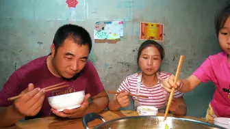 Скачать видео: 桃子姐做一盆家常毛血旺，麻辣爽口，老公一口接一口，真解馋