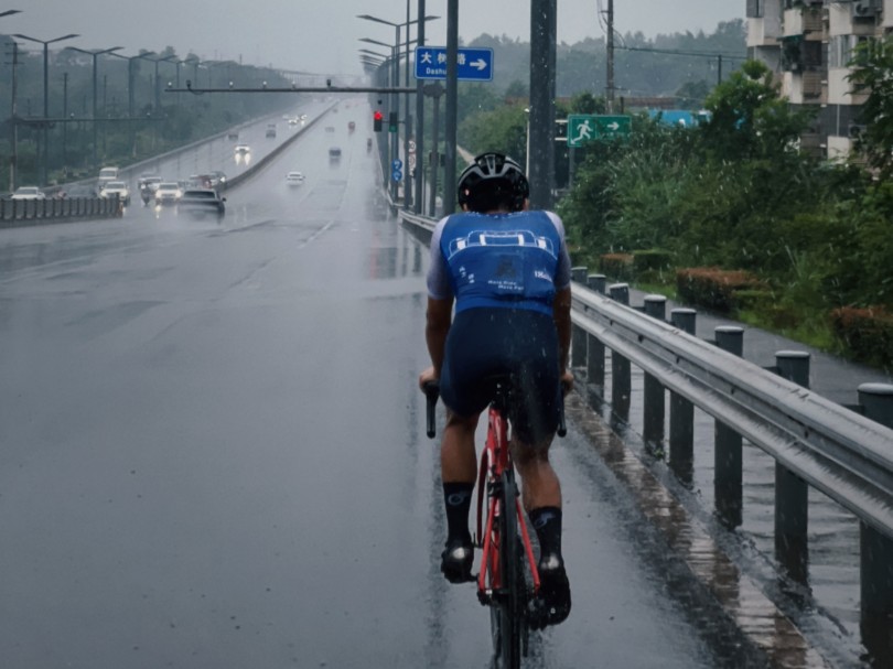 雨中真空骑行图片