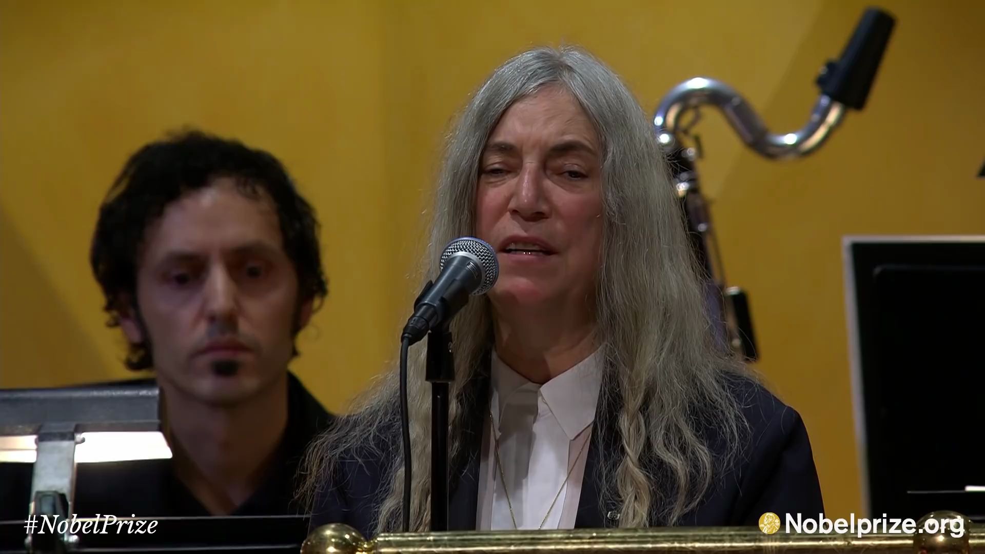 [图]2016年诺贝尔文学奖现场，帕蒂·史密斯（Patti Smith）演唱鲍勃迪伦（Bob Dylan）的"A Hard Rain's A-Gonna Fall"