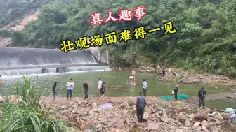 Скачать видео: 上游水库冲下4-5万斤大鱼，撒网牛人一网下去爆满，真是高手