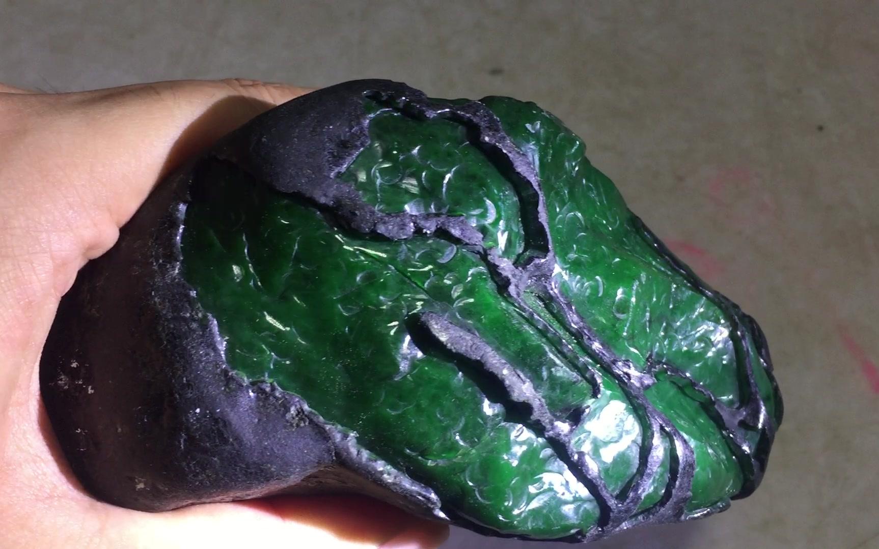 赌石现场:一辈子没见过帝王绿缅甸翡翠原石毛料这次在北京开眼了-多利