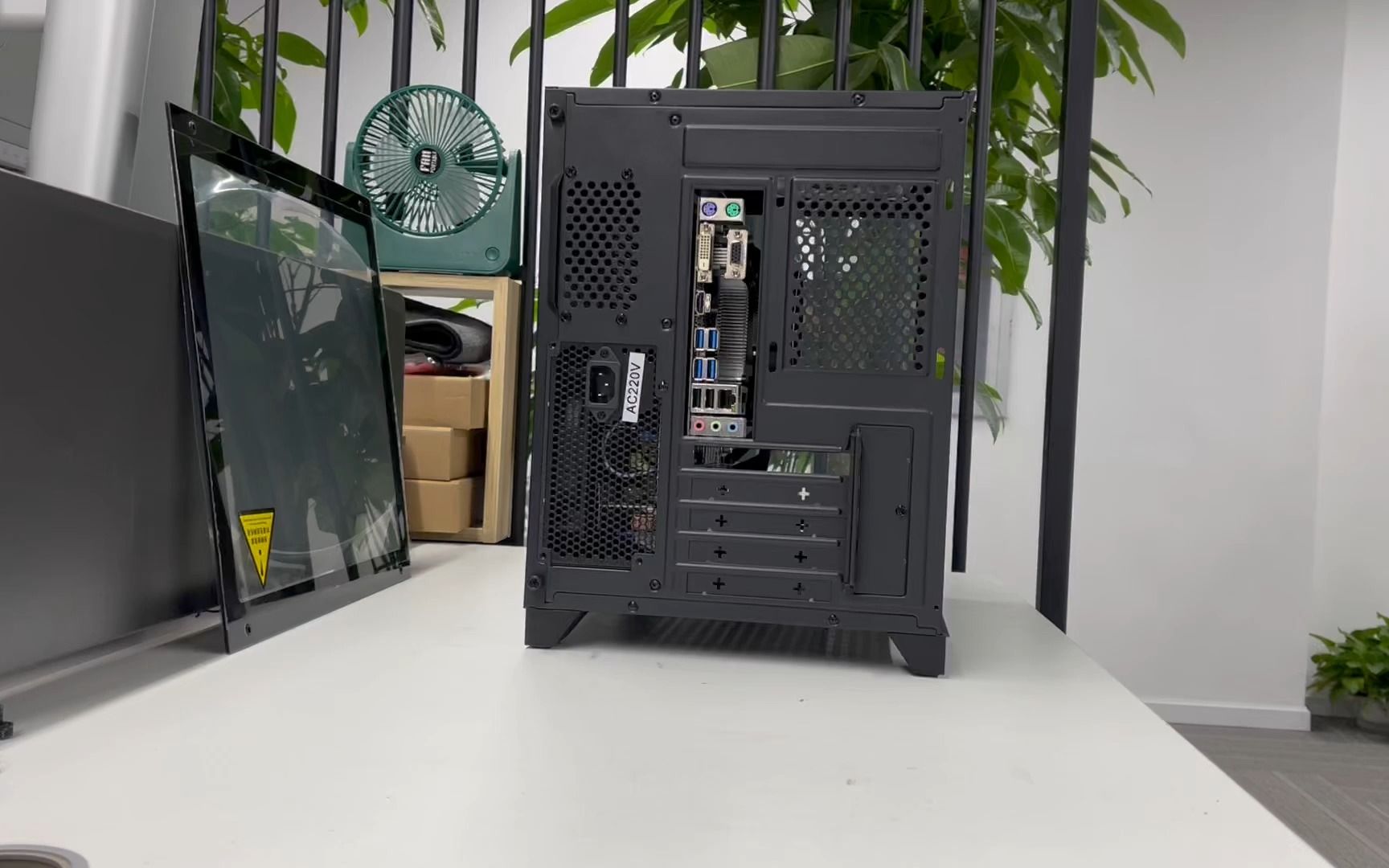 动力火车海景房mini主机安装和拆卸显卡教程