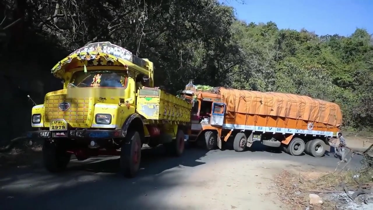 小车拉大车拐弯上坡,发出阵阵声音差点熄火,最后发动机给力