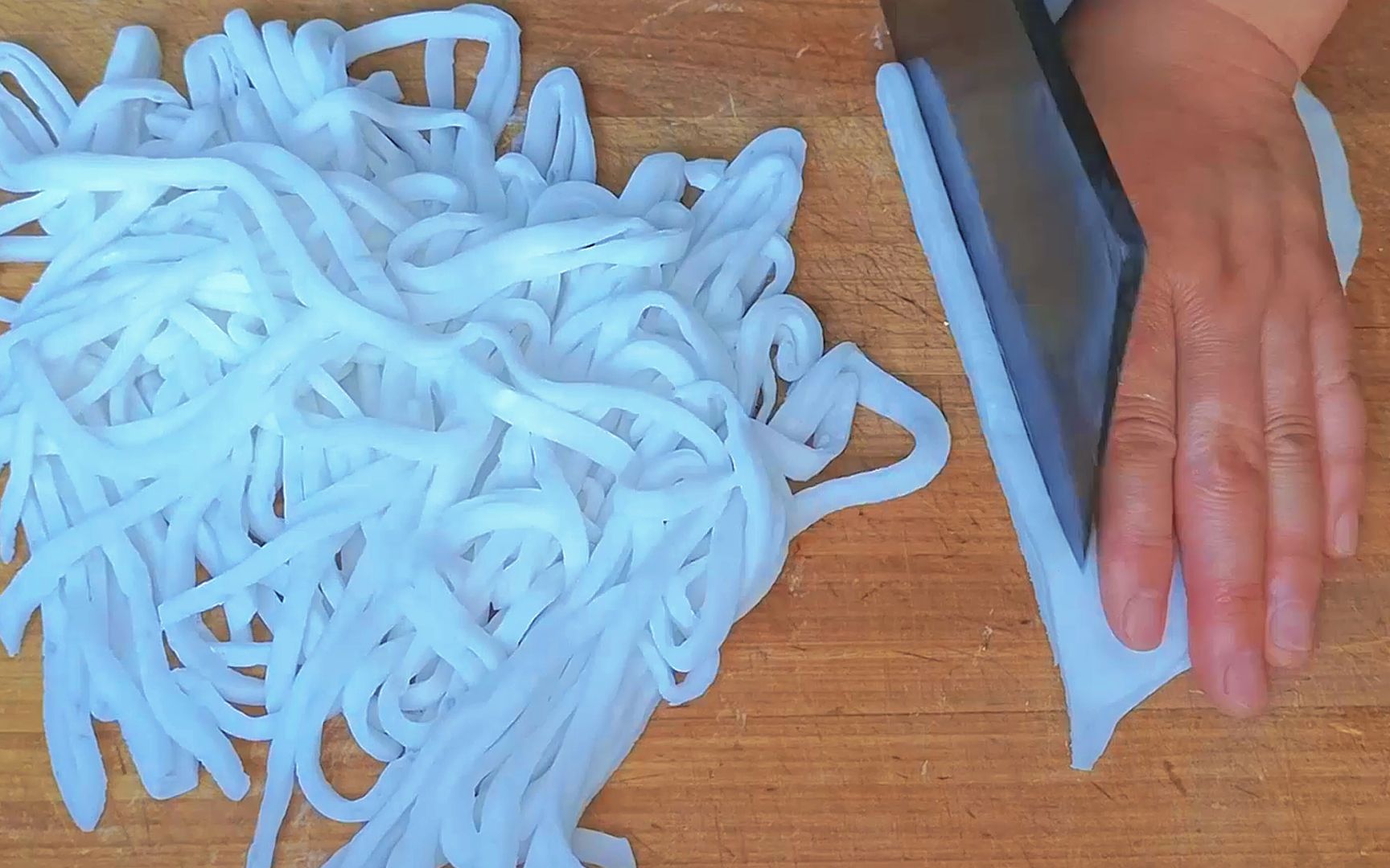 0添加剂的传统手擀粉,家里有土豆淀粉的就能做,劲道耐嚼还不易断