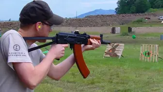 Descargar video: AKS-74U 45发弹匣全自动射击