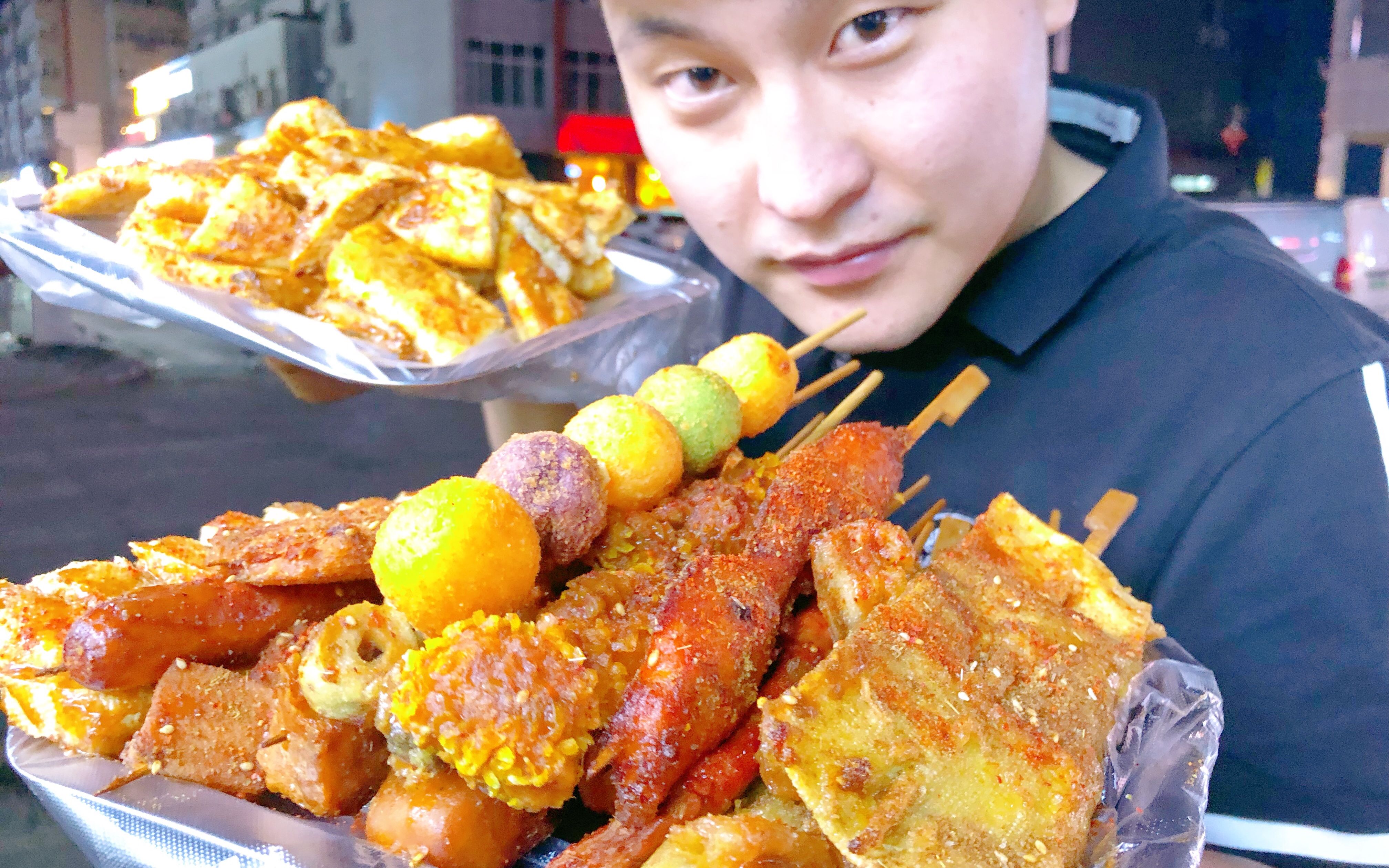 大军吃夜宵,17串炸串,3个炸烧饼,2瓶啤酒,过瘾