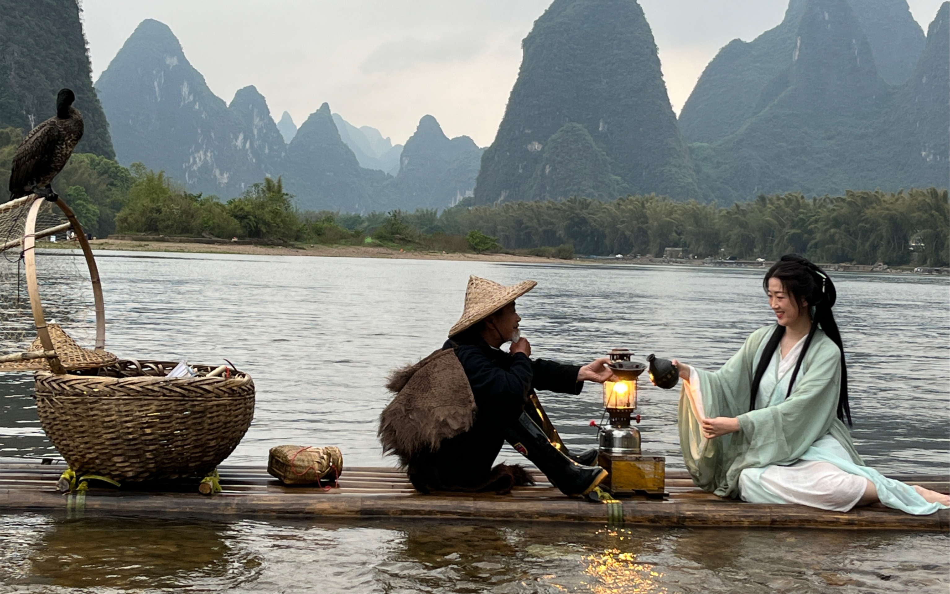 傍晚漓江边上的老渔翁和汉服小姐姐