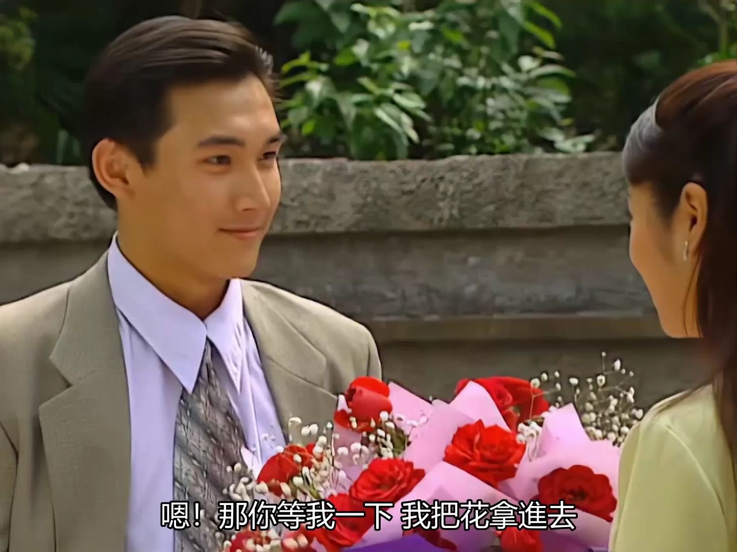 石磊给如萍送花,情深深雨濛濛