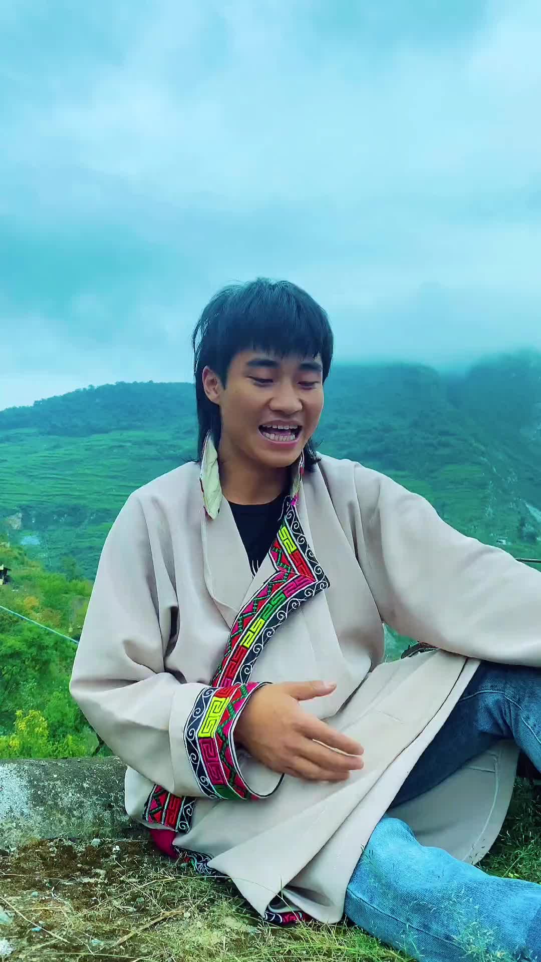 她的帐房搭在我的心上她最了解我的欢乐和忧伤说起她的模样有谁能