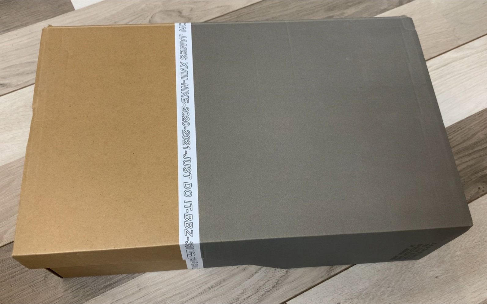 耐克勒布朗詹姆斯18代战靴开箱,总决赛g6夺冠战配色_哔哩哔哩 (゜-゜)