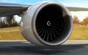 Скачать видео: 波音777引擎 GE90启动了！