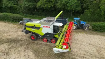 Скачать видео: 油菜收获 | Claas Lexion 8700 履带式驱动