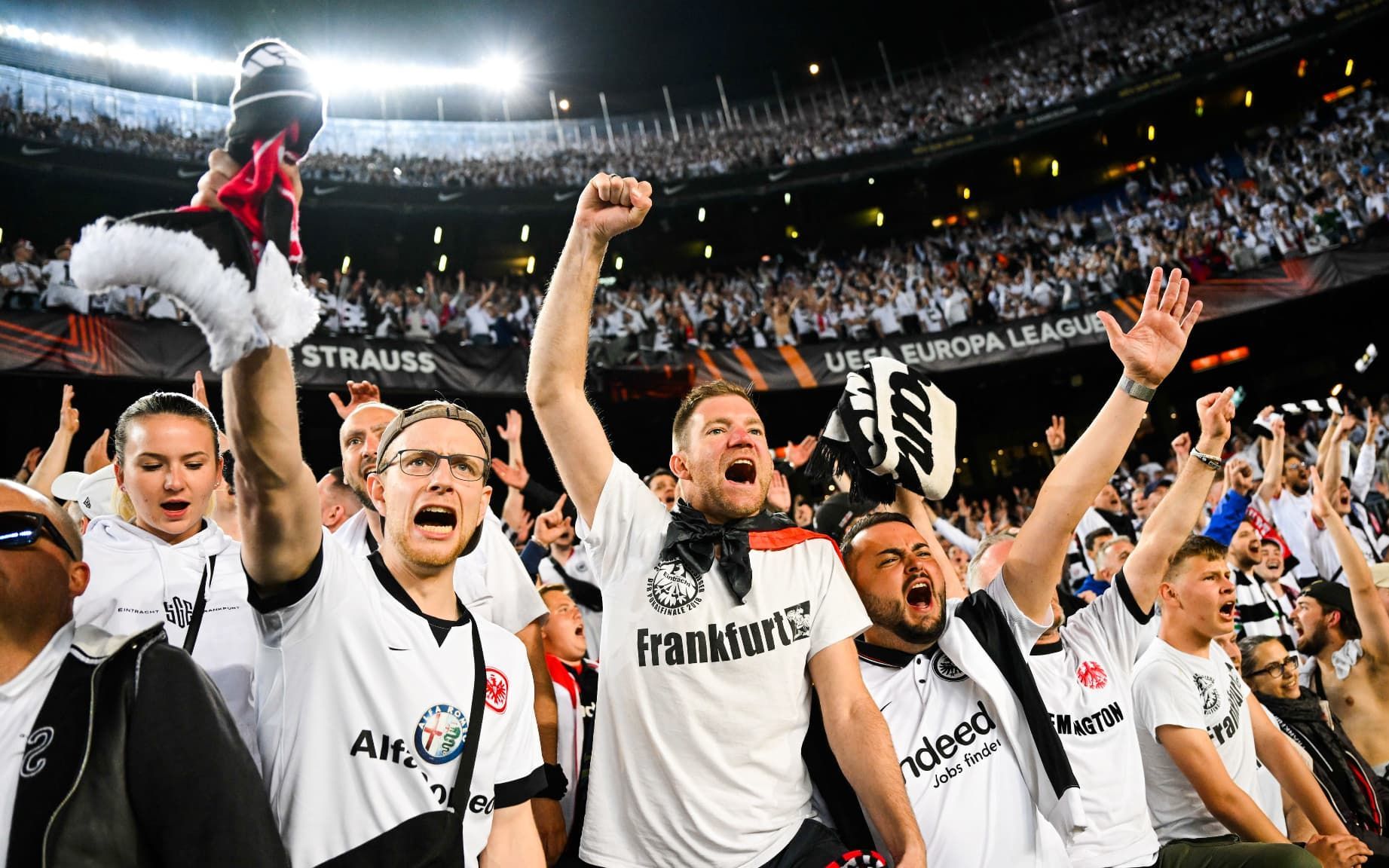 离谱巴萨大巴诺坎普门外遭客队球迷围攻哈维暴怒