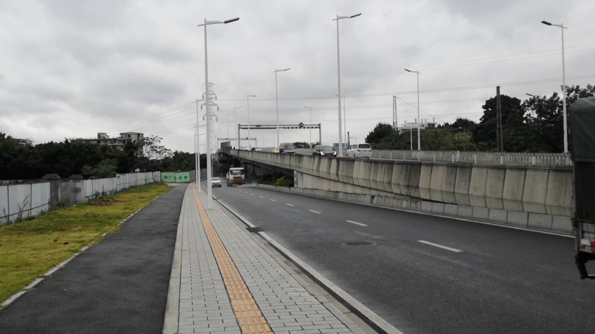 同德围南北高架〕道路清洗_粤am9021_lw011c洒水车_2018120902_哔哩
