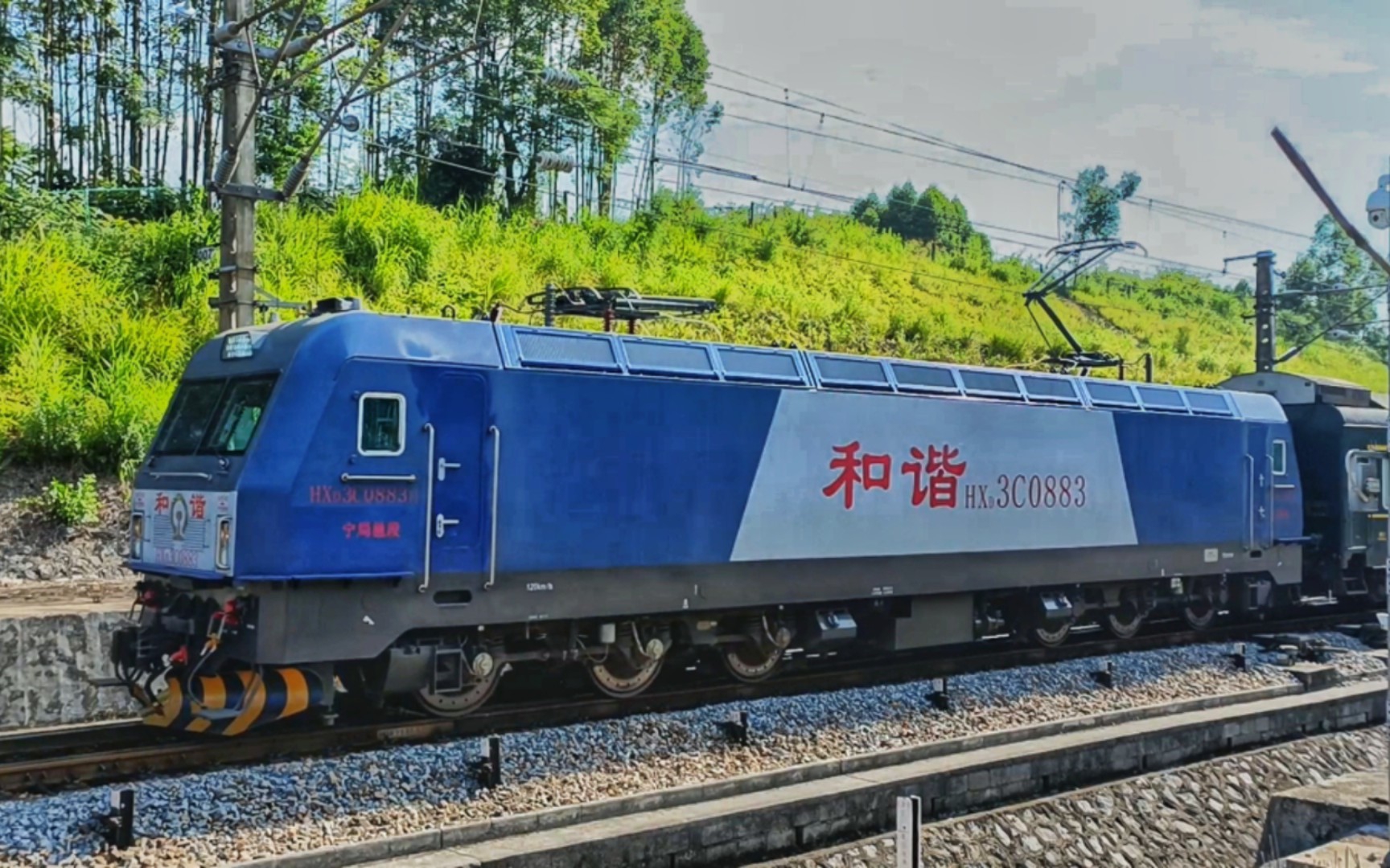 中国铁路宁局邕段hxd3c0883牵引客车k4968次出宜州站