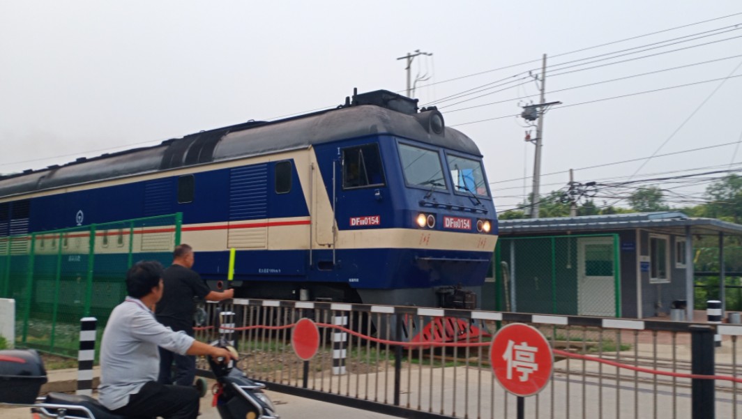 【琉周线】df8b 0154牵引货列通过吉羊监护道口前往琉璃河站方向