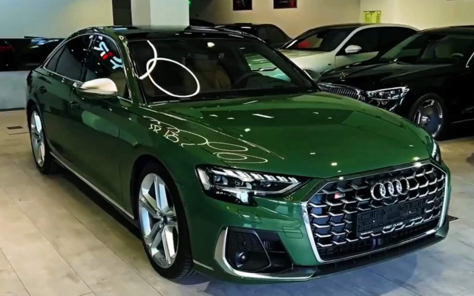 2024款奥迪s8高性能轿车,看见穿西装开银耳奥迪的人躲的远远的就行!