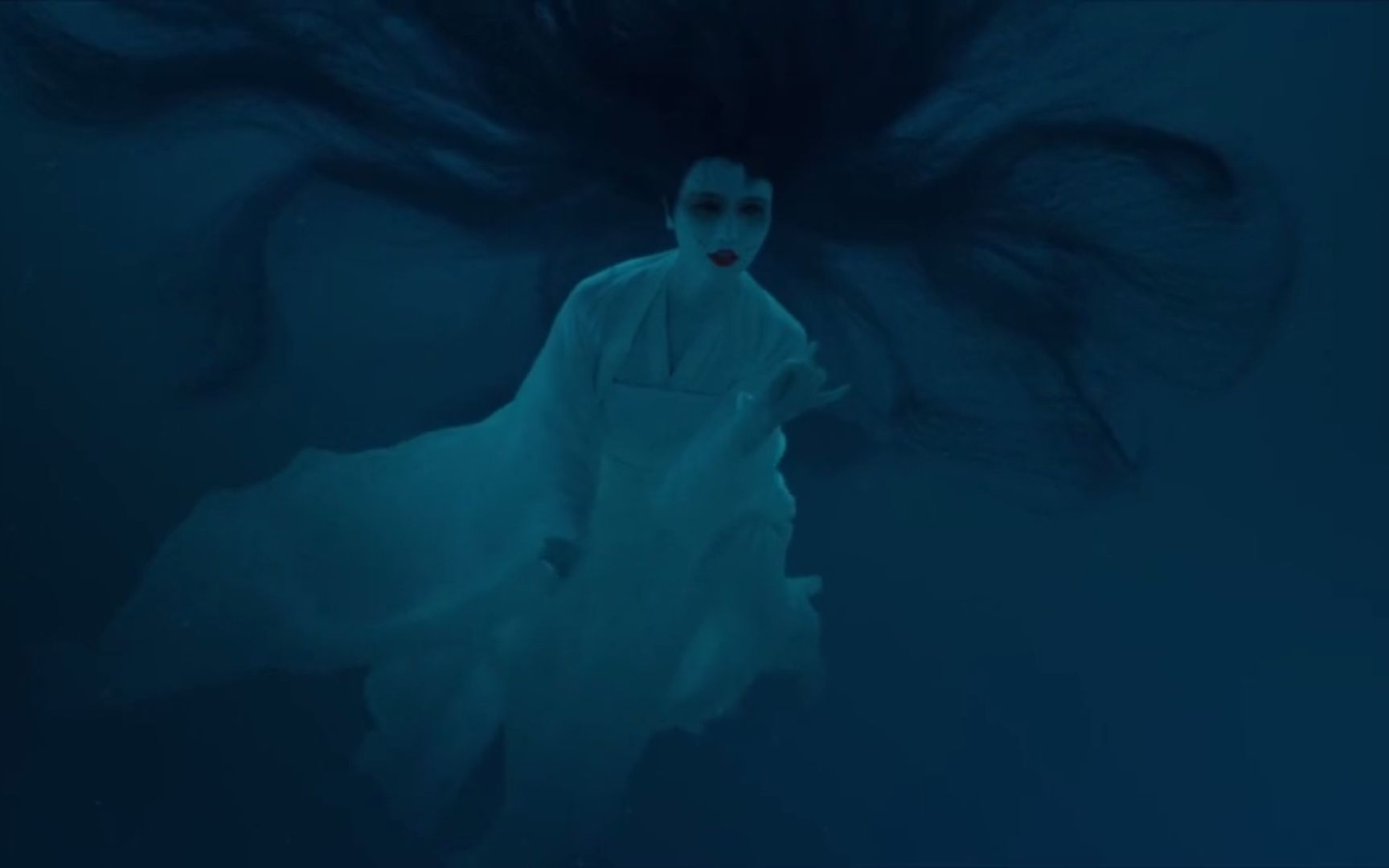 盗墓笔记:吴邪在海底遭遇白衣女鬼,她披头撒发,瞪着血色的双眼