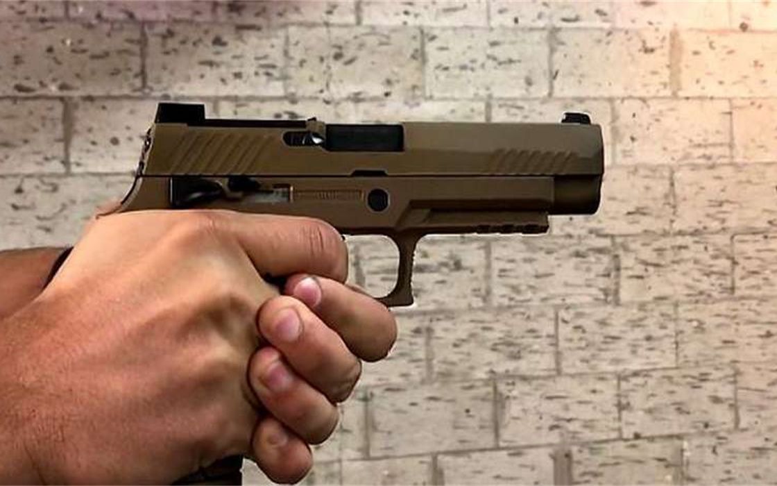 全新的西格绍尔p320半自动手枪,弹匣供弹 室内靶场射击评测!