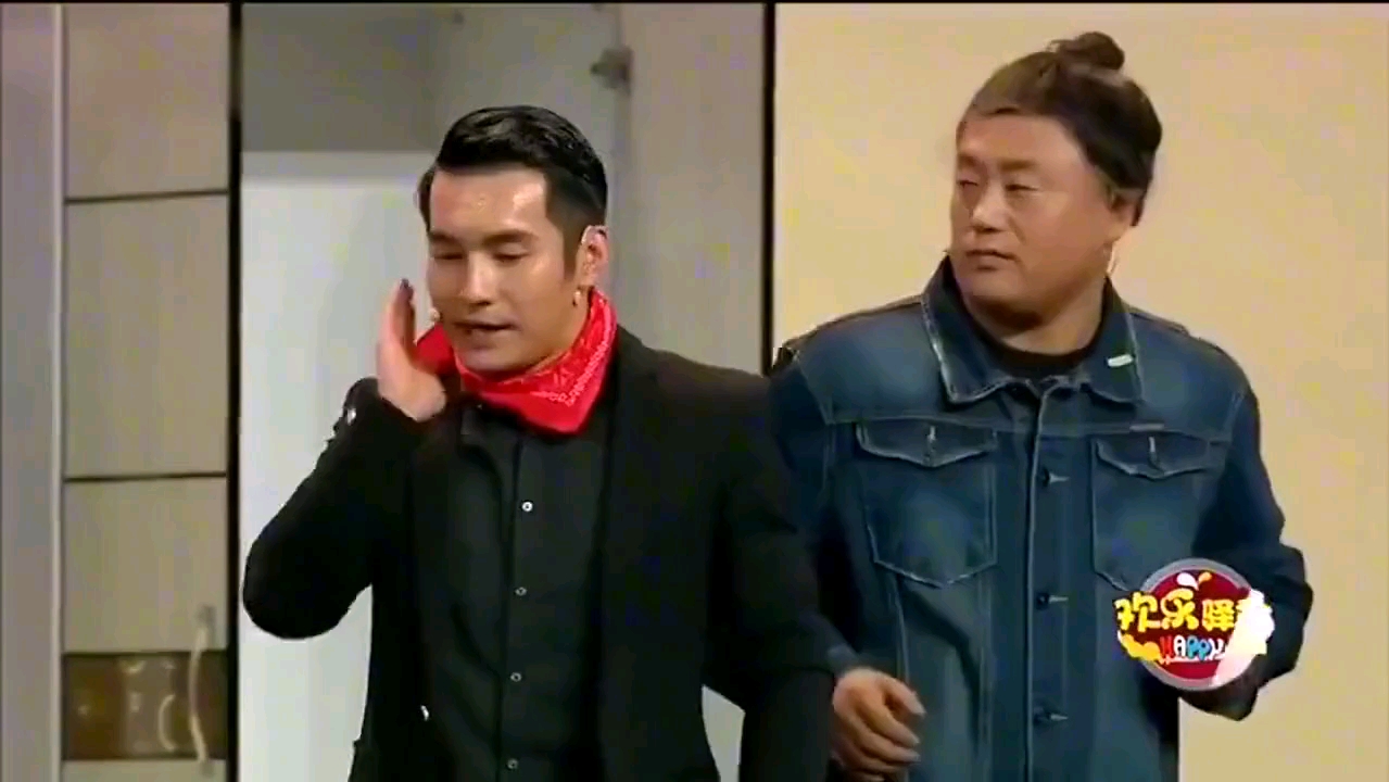 文松过生日,被两个美女围在中间,撑不住了!