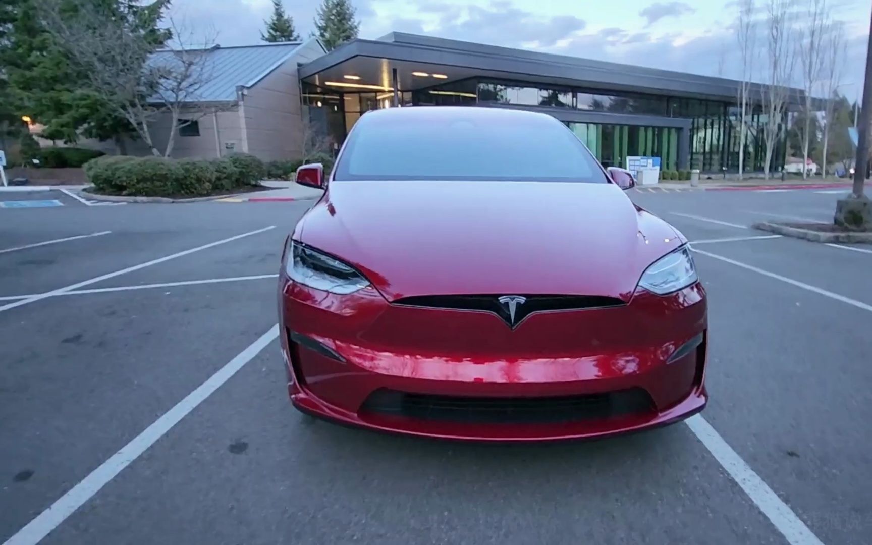 全新model x plaid就是酷,红色外观很时尚